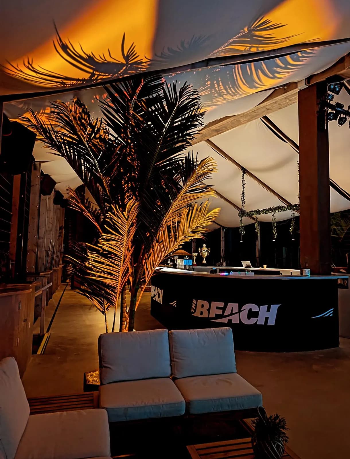 Baren med The Beach-branding