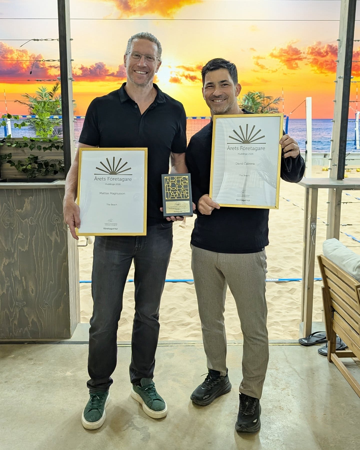 David Cabrera och Mattias Magnusson med diplomen för Årets Företagare i Huddinge 2026